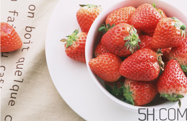 草莓為什么要用鹽水泡？草莓榨汁要加水嗎？