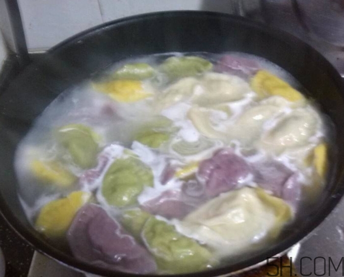 煮餃子用冷水還是熱水？煮餃子用大火還是小火？