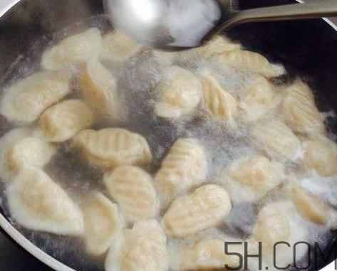 煮餃子用冷水還是熱水？煮餃子用大火還是小火？