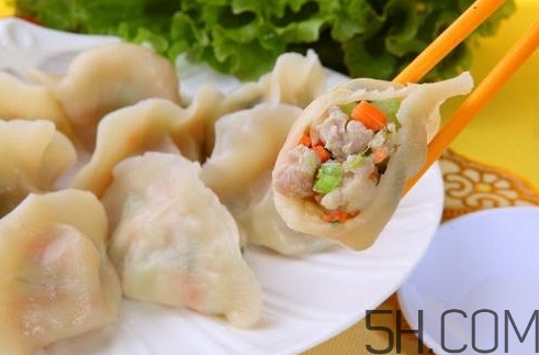 煮餃子用冷水還是熱水？煮餃子用大火還是小火？