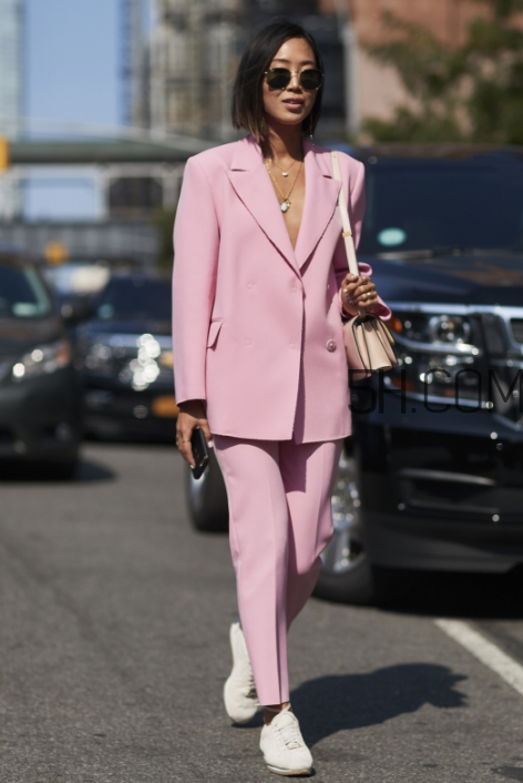 西裝配運(yùn)動(dòng)鞋好看嗎？西裝配運(yùn)動(dòng)鞋怎么穿？