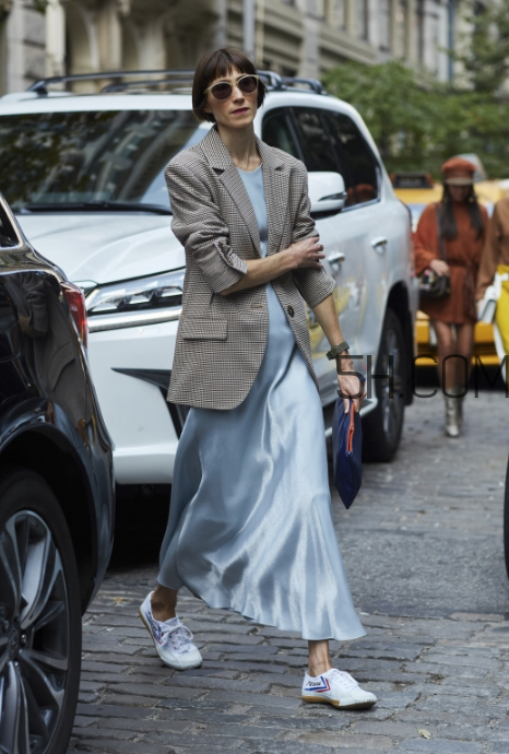 西裝配運(yùn)動(dòng)鞋好看嗎？西裝配運(yùn)動(dòng)鞋怎么穿？