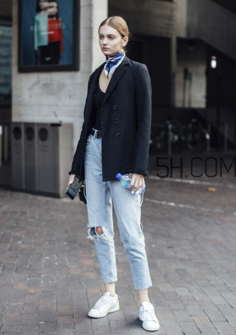 西裝配運(yùn)動(dòng)鞋好看嗎？西裝配運(yùn)動(dòng)鞋怎么穿？