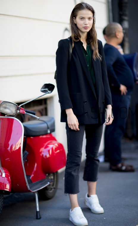 西裝配運(yùn)動(dòng)鞋好看嗎？西裝配運(yùn)動(dòng)鞋怎么穿？