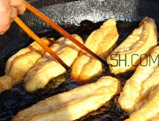 油條用什么油炸 炸油條用什么油最好 油條用什么油炸 炸油條用什么油最好