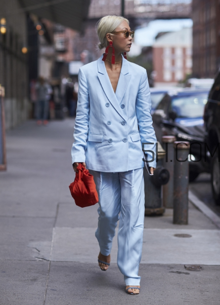 藍(lán)色西裝怎么搭配好看？藍(lán)色西裝搭配圖片