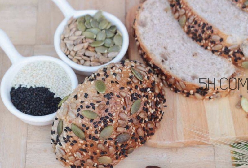 黑芝麻和白芝麻有什么區(qū)別？黑芝麻和白芝麻哪個好？