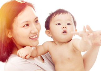 母乳和奶粉哪個(gè)好？媽媽開心最重要