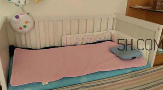 抱著寶寶睡覺到底好不好？如何糾正抱著寶寶睡覺？