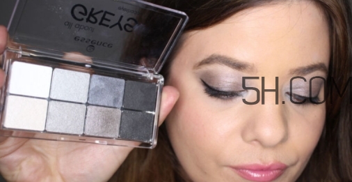 essence眼影盤哪款好看？essence八色眼影盤試色