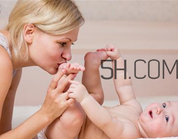 寶寶紅屁股擦什么好？寶寶拉屎綠色怎么回事？