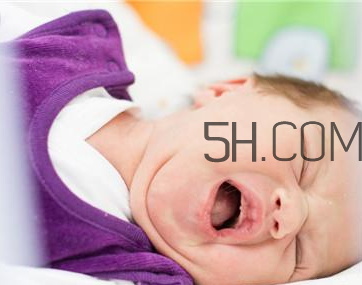 嬰兒打嗝怎么辦？嬰兒腸絞痛該怎么治療？