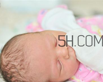 嬰兒發(fā)燒怎么辦？嬰兒身上有紅斑為什么？