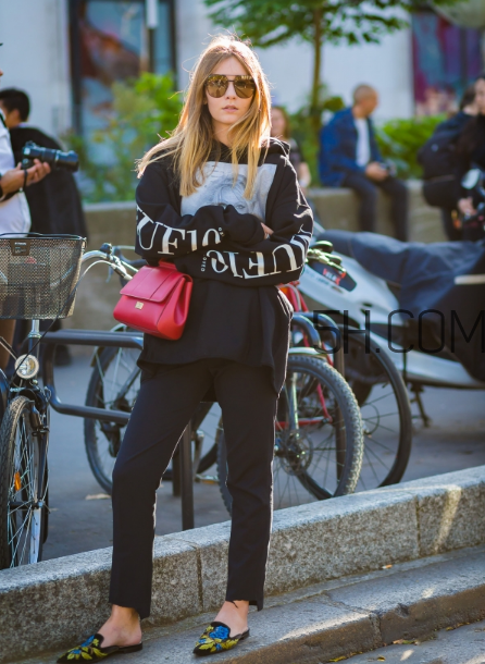 紅色包包配什么顏色衣服？紅色包包怎么搭配？