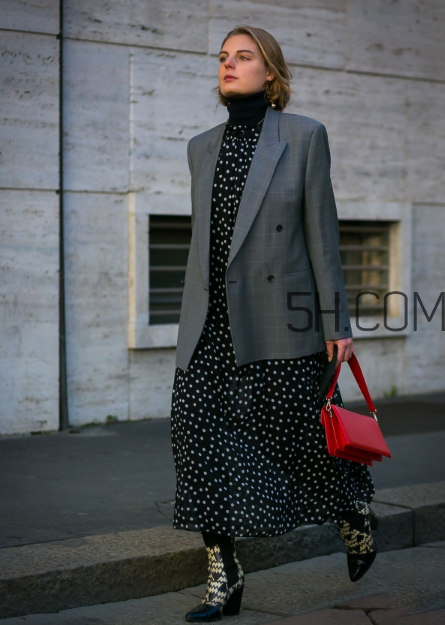 紅色包包配什么顏色衣服？紅色包包怎么搭配？