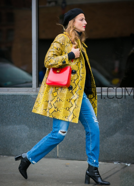 紅色包包配什么顏色衣服？紅色包包怎么搭配？