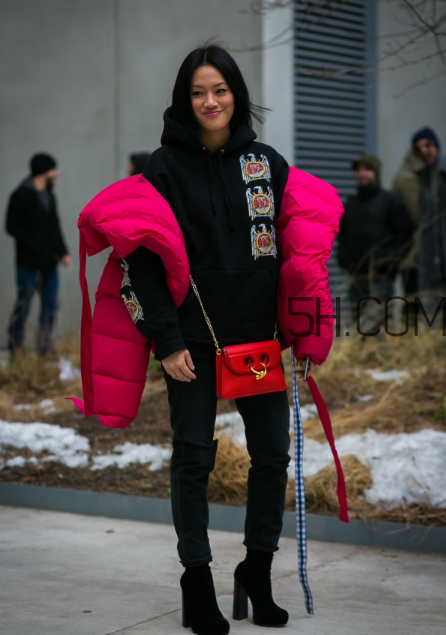 紅色包包配什么顏色衣服？紅色包包怎么搭配？