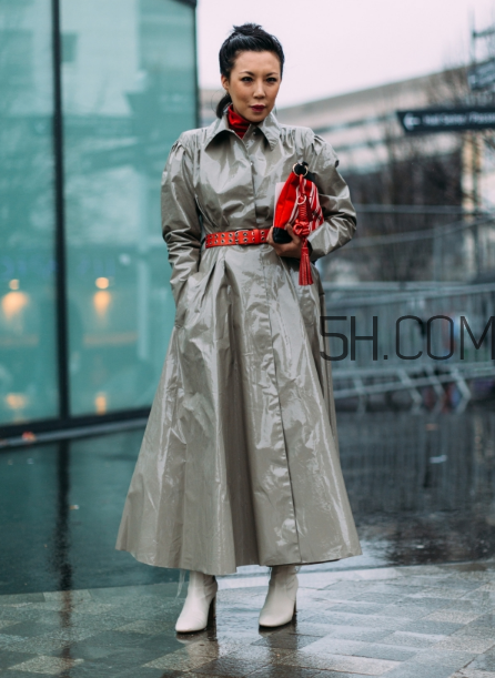 紅色包包配什么顏色衣服？紅色包包怎么搭配？