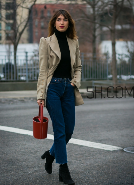 紅色包包配什么顏色衣服？紅色包包怎么搭配？