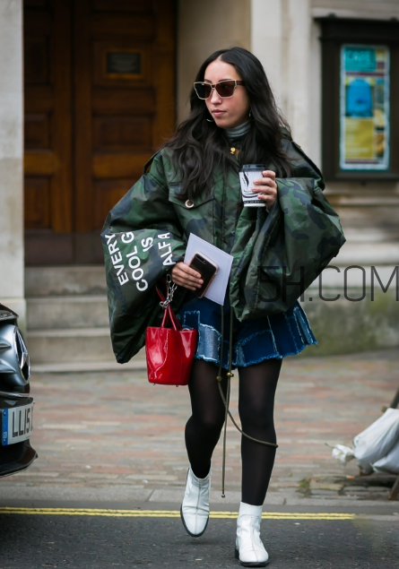 紅色包包配什么顏色衣服？紅色包包怎么搭配？