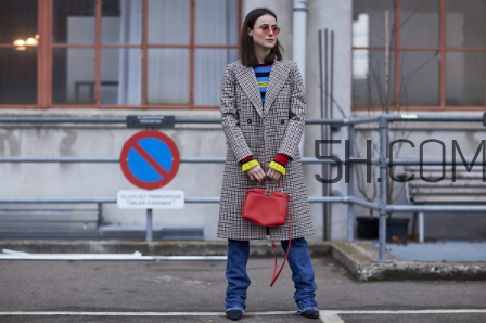 紅色包包配什么顏色衣服？紅色包包怎么搭配？