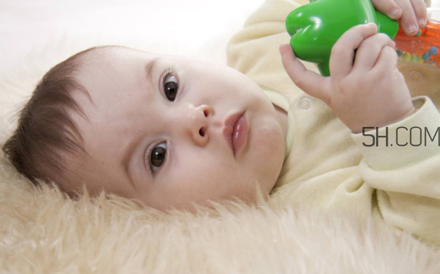 寶寶鼻子不通氣的原因？寶寶因受涼吐奶怎么辦？