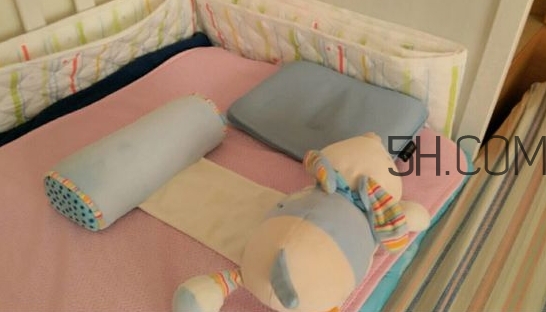 抱著寶寶睡覺到底好不好？如何糾正抱著寶寶睡覺？