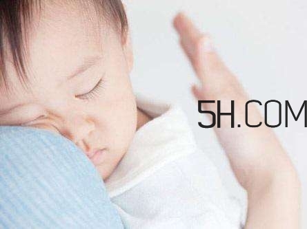 抱著寶寶睡覺到底好不好？如何糾正抱著寶寶睡覺？