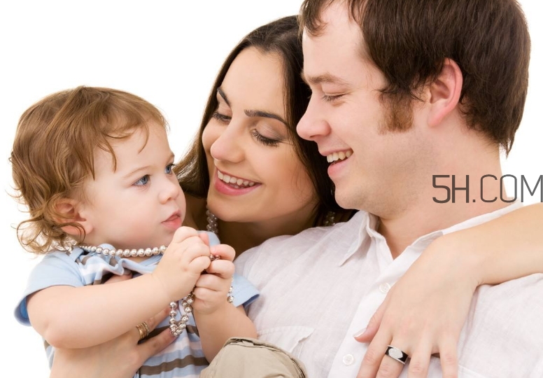 母乳和奶粉哪個(gè)好？媽媽開心最重要