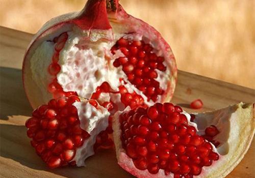 吃石榴不吐籽好嗎 吃石榴籽有什么好處和壞處 吃石榴不吐籽好嗎 吃石榴籽有什么好處和壞處