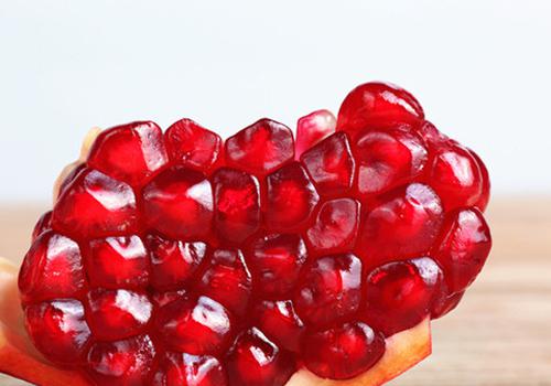 吃石榴不吐籽好嗎 吃石榴籽有什么好處和壞處 吃石榴不吐籽好嗎 吃石榴籽有什么好處和壞處