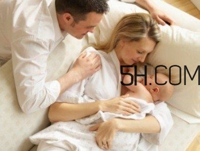 抱著寶寶睡覺到底好不好？如何糾正抱著寶寶睡覺？