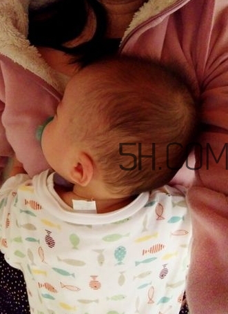 抱著寶寶睡覺到底好不好？如何糾正抱著寶寶睡覺？