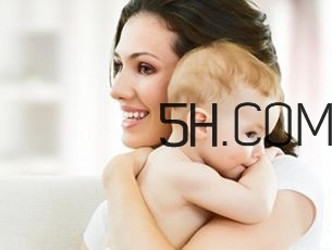 抱著寶寶睡覺到底好不好？如何糾正抱著寶寶睡覺？