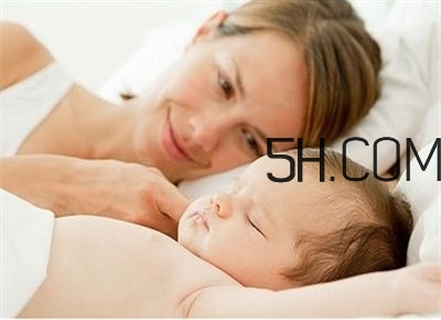 抱著寶寶睡覺到底好不好？如何糾正抱著寶寶睡覺？