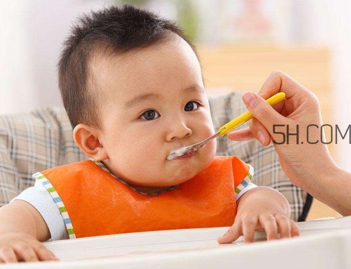 母乳和奶粉哪個(gè)好？媽媽開心最重要