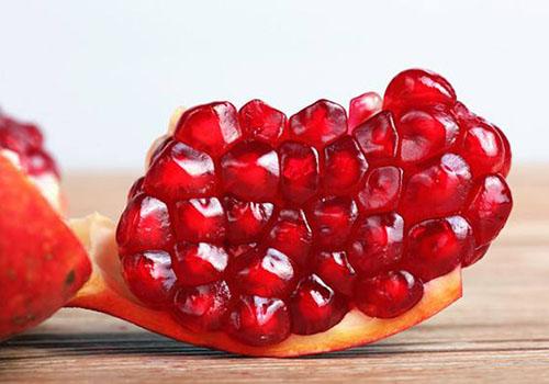 吃石榴不吐籽好嗎 吃石榴籽有什么好處和壞處 吃石榴不吐籽好嗎 吃石榴籽有什么好處和壞處