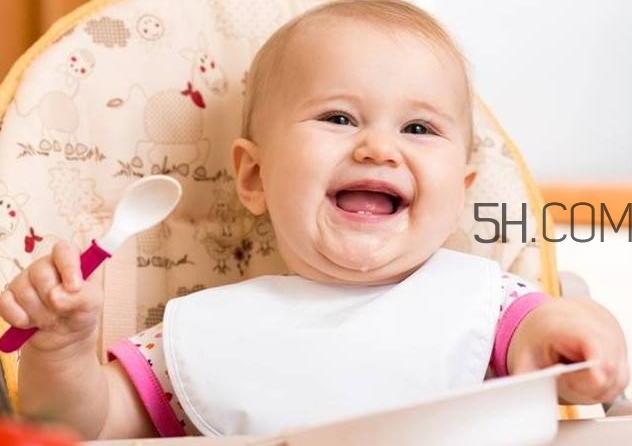 寶寶多大可以自己吃飯？如何讓寶寶愛(ài)上吃飯？