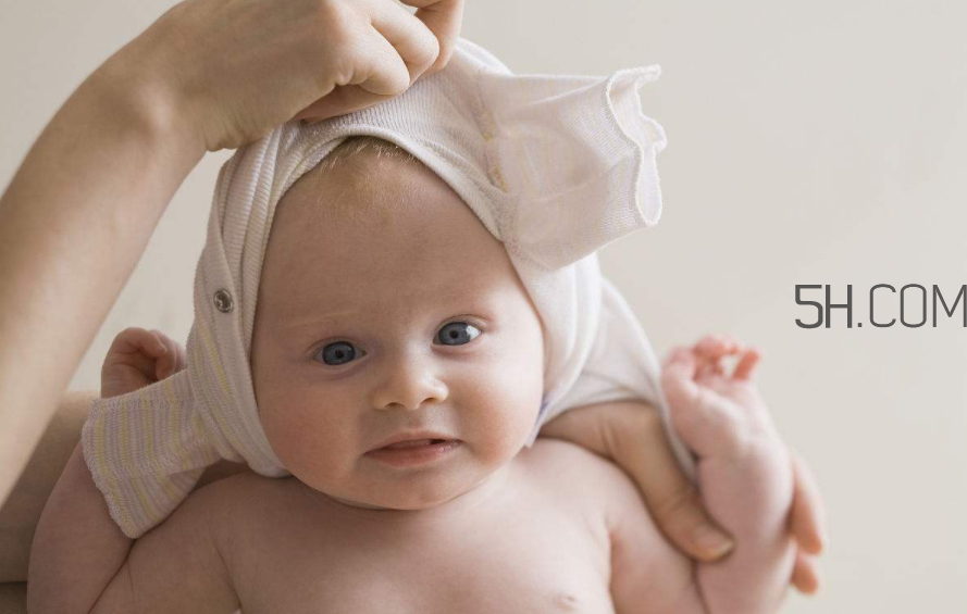 沒滿月的寶寶可以剪指甲嗎？寶寶手指頭脫皮怎么辦？