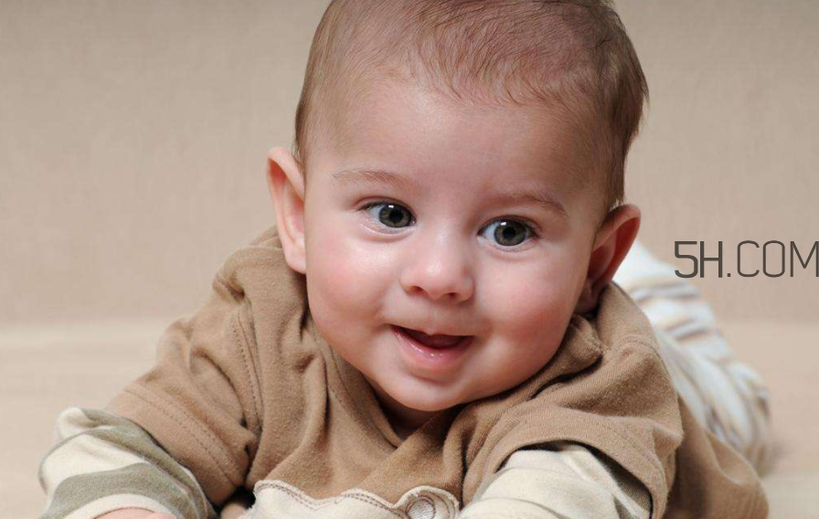 沒滿月的寶寶可以剪指甲嗎？寶寶手指頭脫皮怎么辦？