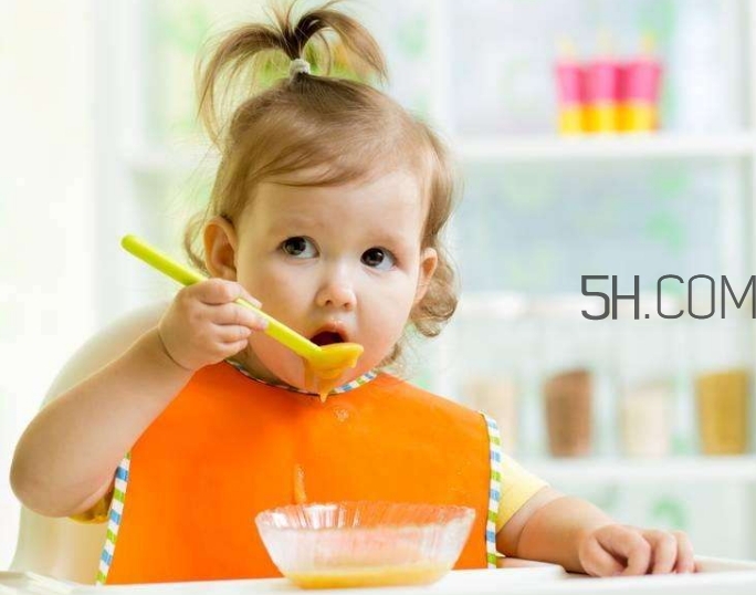 寶寶多大可以自己吃飯？如何讓寶寶愛(ài)上吃飯？