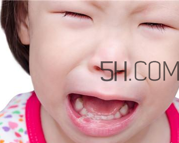 幼兒嘴巴長泡疹怎么辦才好？小兒腦癱與發(fā)育遲緩一樣嗎？