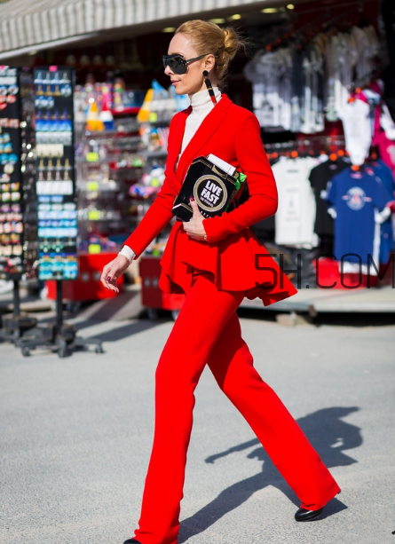 紅色外套里面配什么？紅色外套內(nèi)搭什么顏色？