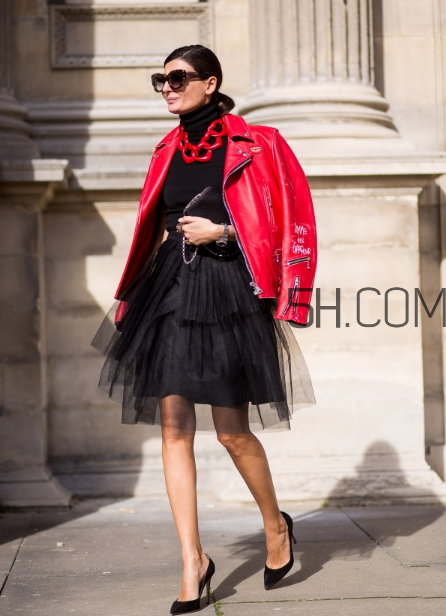 紅色外套里面配什么？紅色外套內(nèi)搭什么顏色？