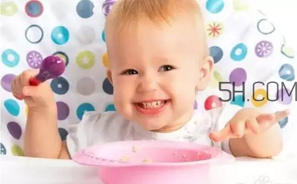寶寶多大可以自己吃飯？如何讓寶寶愛(ài)上吃飯？