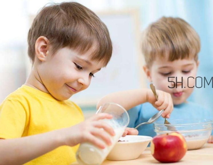 寶寶多大可以自己吃飯？如何讓寶寶愛(ài)上吃飯？