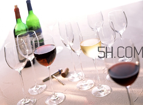 過期紅酒怎么美容 過期的紅酒能做面膜嗎 過期紅酒怎么美容 過期的紅酒能做面膜嗎