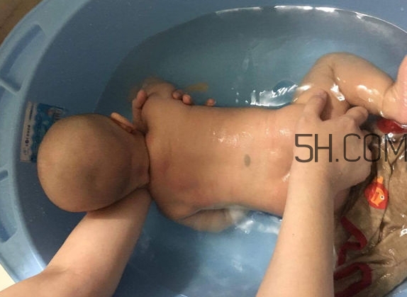 如何正確給寶寶洗澡？給寶寶洗澡水溫多少度？