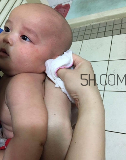 如何正確給寶寶洗澡？給寶寶洗澡水溫多少度？