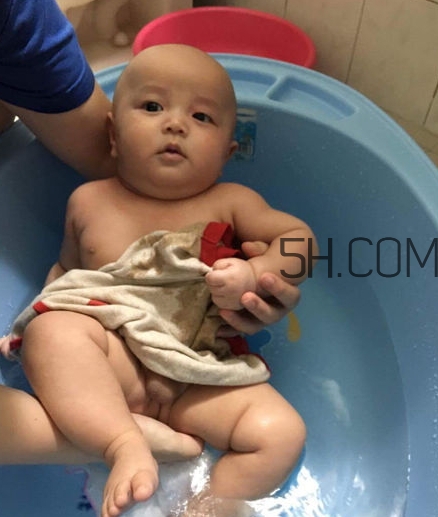 如何正確給寶寶洗澡？給寶寶洗澡水溫多少度？